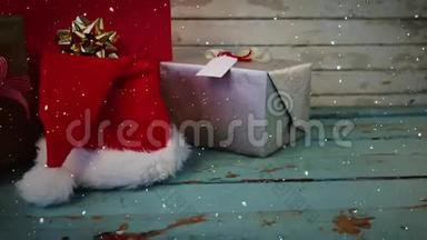 带有圣诞装饰的书桌上飘着雪花的视频构图
